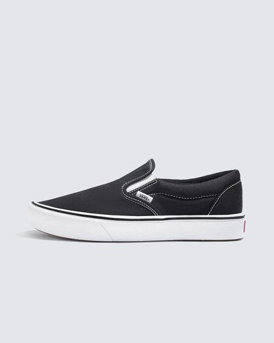Quando os clássicos se unem ao conforto. A Vans renovou a silhueta icônica do Classic Slip-On introduzindo a tecnologia ComfyCush: uma sola mais macia e acolchoada que oferece ao ComfyCush Slip-On um ajuste sem igual com a sensação de andar nas nuvens. Apresentando uma construção co-moldada de espuma e borracha para a combinação perfeita de conforto e aderência, com o ComfyCush Slip-On é possível se sentir confortável o tempo todo, mantendo a estética icônica do slip-on original. Esse visual atemporal também é equipado com solas de borracha que proporcionam durabilidade e tração, interiores simplificados de peça única com maior suporte no arco e forro com material que absorve a umidade em todo o interior do tênis. Com cabedal de lona de 170g que se concentra na estabilização da lingueta, o Tênis Slip-On ComfyCush Black True White confere um toque retrô aos estilos esportivos da Vans do início dos anos 1990 e oferece uma experiência em que o conforto é vital.
