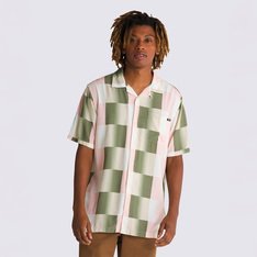 A Camisa Emory Woven Ss Compl: Authentic Chintz Rose de manga curta em tecido rayon, apresentando fechamento completo por botões, com estampa de impressão xadrez com efeito embaçado por toda a peça e bolso frontal na altura do peito, do lado esquerdo, com etiqueta de clipe. A equipe da Vans estabeleceu metas ambiciosas de sustentabilidade. Grandes ou pequenos, todos os esforços contribuem para uma mudança positiva. Para conquistar o logo global do Checkerboard, pelo menos 30% do produto deve ser composto por um ou uma combinação de materiais reciclados, renováveis e/ou regenerativos.
