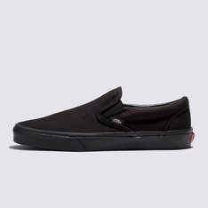 Em 1977, o tênis Slip-On, conhecido originalmente como Vans #98 é apresentado e com a ajuda de skatistas e atletas de BMX, virou uma febre no sul da Califórnia. Anos depois, ganhou atenção e apelo internacional quando apareceu nos pés de Jeff Spiccoli, personagem interpretado por Sean Penn no filme Fast Times at Ridgemont High, de 1982, tornando-se um dos maiores ícones da Vans. O Tênis Slip-On Black Black possui perfil baixo, cabedal de lona têxtil resistente a cor preta, cano acolchoado, elástico nas laterais, viras laterais de borracha na cor preta com biqueiras reforçadas para suportar o desgaste por repetição e a original sola de borracha Waffle exclusiva Vans.