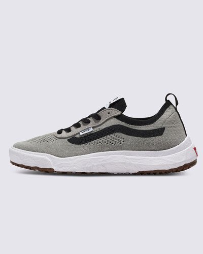 O UltraRange VR3: Um Compromisso com Materiais com Propósito

Conheça o UltraRange VR3, um favorito inspirado em aventuras que foi repensado, reengenheirado e reconstruído com a sustentabilidade em mente. Isso inclui uma construção leve, uma entressola moldada, uma sola de borracha e um cabedal respirável. O UltraRange VR3 é a manifestação de uma ideia: não é para onde estamos indo, mas como chegamos lá.

Nossa equipe estabeleceu metas de sustentabilidade ambiciosas. Grandes ou pequenos, todos os nossos esforços somam-se a uma mudança positiva. Para ganhar o logo do globo em tabuleiro de xadrez, pelo menos 30% do produto deve ser composto por uma ou uma combinação de materiais reciclados, renováveis e/ou regenerativos.