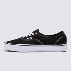 Quando os clássicos se unem ao conforto. A Vans renovou a silhueta clássica do Authentic introduzindo a tecnologia ComfyCush: uma sola mais macia e acolchoada que oferece ao ComfyCush Authentic um ajuste sem igual que faz com que pareça que estamos andando nas nuvens. Apresentando uma construção co-moldada de espuma e borracha para a combinação perfeita de conforto e aderência, com o Tênis Authentic ComfyCush Black True White é possível se sentir confortável o tempo todo, mantendo a estética atemporal do tênis original com cadarço. Esse visual tradicional também é equipado com solas de borracha que proporcionam durabilidade e tração, interiores simplificados de peça única com maior suporte no arco e forro com material que absorve a umidade em todo o interior do tênis. Junto com o cabedal de lona de 170g que se concentra na estabilização da lingueta, o tênis na cor preta confere um toque retrô aos estilos esportivos da Vans do início dos anos 90 e oferece uma experiência em que o conforto é vital.