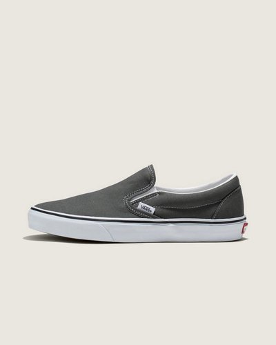 O Slip-On nasceu em 1977 como VANS #98 e rapidamente virou ícone da VANS por sua praticidade e design descomplicado. Este modelo traz construção vulcanizada em lona resistente, combinando flexibilidade e suporte para conforto imediato. Forro acolchoado e materiais têxteis de origem vegetal reforçam a sensação de leveza, enquanto o fechamento slip-on garante uso ágil, alinhado ao legado criativo e descontraído da marca