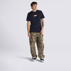 A Calça Range Cargo Baggy Tapered Bungee Cord Turkish Coffee oferece todo o estilo, conforto, mobilidade e capacidade de skate que você precisa para curtir dentro e fora das pistas. O modelo possui cintura elástica para uso o dia todo e caimento largo no quadril e na coxa, terminando em perna cônica. Traz aplicação de bordado Drop-V na costura lateral e nos bolsos, bolsos cargo e aplicação de etiqueta em checkerboard costurada na bainha da abertura da perna que fica visível quando algemada. A equipe da Vans estabeleceu metas ambiciosas de sustentabilidade. Grandes ou pequenos, todos os esforços resultam em mudanças positivas. Para ganhar o logotipo do globo Checkerboard, pelo menos 30% do produto deve ser feito de um ou uma combinação de materiais reciclados, renováveis ??e/ou regenerativos. Para saber mais sobre a Vans e sua jornada em direção a materiais sustentáveis, acesse www.vans.com.br/sustentabilidade.