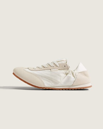 O Tênis Super Lowpro Collapse Marshmallow traz o legado Vans em formato enxuto. Confeccionado em couro com construção cold cement, oferece cabedal com toque firme, entressola de resposta flexível e forro acolchoado para conforto e suporte. Design direto e descontraído que reforça a atitude autêntica da marca Vans.