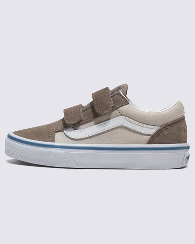 O Tênis Old Skool 2-Tone Driftwood Infantil homenageia a icônica sidestripe Vans, substituindo os cadarços tradicionais por fechos duplos de velcro. Com cabedal construído em camurça e lona durável, este modelo de cano baixo mantém as origens do clássico Old Skool, proporcionando um ajuste fácil e seguro que mantém o conforto dos pequenos o dia todo.