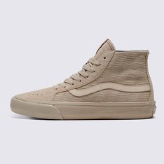 Repensando os Surf Classics com materiais sustentáveis 

Nossa coleção Future Currents VR3 é um reconhecimento do compromisso da Vans em proteger nossos oceanos e das conexões profundas que fazemos quando estamos em meio à natureza. Quando se trata de criar um mundo mais sustentável, acreditamos que “o futuro começa hoje”. Tirando inspiração das ondas do oceano para criar o design, padrões naturais da superfície e jardins Zen, o Future Currents Sk8-Hi 38 Decon VR3 SF exibe estampa fluida em alto-relevo e impressões tom sobre tom intencionais. A paleta relaxante parece ganhar vida no cabedal de camurça, fortalecendo ainda mais a conexão com a natureza e o objetivo da Vans de ajudar a preservar nosso mundo para as gerações futuras.

Nossa equipe traçou metas ambiciosas de sustentabilidade. Grandes ou pequenos, todos os nossos esforços se somam a mudanças positivas. Para poder estampar o logotipo VR3 Checkerboard Globe, pelo menos 30% do produto deve ser feito de materiais reciclados ou por uma combinação de materiais reciclados, renováveis e/ou regenerativos.

CARACTERÍSTICAS DO PRODUTO 
• MATERIAL DO CABEDAL: Contém camurça e tecido 100% algodão dos EUA, proveniente de agricultores que utilizam práticas agrícolas aptas a melhorar a capacidade que o solo tem de absorver carbono. Os produtos de couro da Vans apóiam a fabricação responsável por meio do Leather Working Group.
• PALMILHA: A entressola VR3Cush™ é produzida com pelo menos 25% de espuma EVA de base biológica parcialmente derivada de fontes vegetais, de acordo com o padrão de teste ASTM D6866-16.
• SOLA: Toda a borracha usada para produzir essa sola (60% do composto) é natural e cultivada de forma regenerativa, proveniente de fazendas que utilizam práticas agrícolas destinadas a promover a biodiversidade, melhorar os ciclos da água, melhorar a saúde do solo e/ou sequestrar carbono. Este composto de borracha natural foi desenvolvido e projetado para manter a aderência e durabilidade que fazem parte da história da Vans (desde 66).

Para saber mais sobre a Vans e sua jornada rumo ao uso de materiais sustentáveis, visite o site vans.com.br/sustentabilidade.