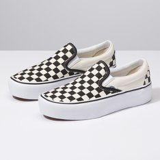 Em 1977, o tênis Slip-On, nomeado originalmente como Vans #98 é apresentado e com a ajuda de skatistas e atletas de BMX, virou uma febre no sul da Califórnia. Anos depois, ganhou atenção e apelo internacional quando apareceu nos pés de Jeff Spiccoli, personagem interpretado por Sean Penn no filme Fast Times at Ridgemont High, de 1982, tornando-se um dos maiores ícones da Vans. O tênis Platform Slip-On possui perfil baixo, cabedal de lona têxtil resistente com a clássica estampa checkerboard da Vans, cano acolchoado, elástico nas laterais, viras laterias de borracha na cor branca com biqueiras reforçadas para suportar o desgaste por repetição e a original sola plataforma de borracha Waffle da marca. • Tênis de cano baixo original da Vans • Cabedais resistentes em lona • Colarinhos acolchoados • Solado plataforma emborrachado característico da marca em waffle