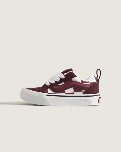 Ícone Sidestripe™, refinado para o skate. Criado em 1998, o Knu Skool deu uma reviravolta ousada no icônico Old Skool da Vans. Com cadarços oversized, língua bufante e cano macio, ele deu vida à vibe do skate dos anos 90, mantendo-se firme na sola vulcanizada e waffle exclusiva da Vans. Seu cabedal com design exagerado o tornou um destaque na cultura do skate. Com o Tênis Knu Skool Kids 2-tone Bordeaux Infantil, você obtém o mesmo estilo nostálgico com conforto moderno, para que a próxima geração possa continuar o legado deste clássico inspirado no skate.