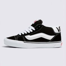 Um tênis volumoso de cano médio dos anos 90 inspirado no passado, construído para os dias de hoje. O Tênis Knu Skool Mid Black White é uma interpretação moderna de um estilo clássico dos anos 90, com cano médio para maior conforto e estilo dramático. Definido por sua lingueta volumosa, sidestripe moldada em 3D e assinatura Vans em “Drop V” em relevo no colarinho traseiro, este tênis marcante revisita as silhuetas do Old Skool original, combinando um ícone do passado com as tendências atuais.