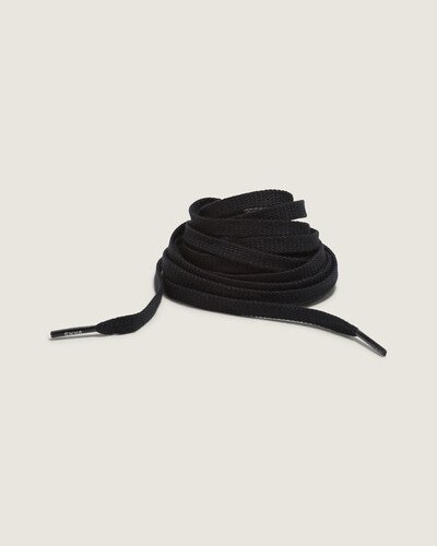 O Cadarço Vans Black é um acessório confeccionado em 100% poliéster com 137 cm de comprimento. Pode ser usado em um tênis de 8-10 ilhoses de cada lado. Na cor preta, esse modelo combina com todos os seus clássicos. Vendido separadamente.