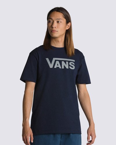 Tradição e originalidade estão presentes na cultura da Vans desde 1966. A personalidade e estilo inconfundível se destacam em todos os seus clássicos. A camiseta Vans Classic Ss Navy White masculina de manga curta na cor azul é confeccionada em 100% algodão. Traz o logotipo original Vans “Drop V” centralizado e estampado em silk à base d’água na parte frontal. Com gola canelada, apresenta costura reforçada nos ombros e etiqueta tecida com assinatura Vans aplicada na manga. Autenticidade Vans para todos os momentos.