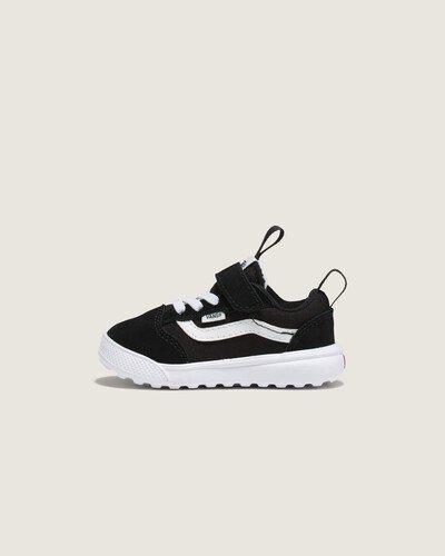 Máximo conforto e aliado de todas as rotinas para os pequenos. Esteja sempre pronto para o inesperado com o Tênis UltraRange 66 V Infantil Black True White. Com um solado co-moldado construído em padrão tratorado em waffle - exclusividade Vans - ele maximiza a cobertura, aderência e durabilidade da borracha. A nova entressola UltraCush™ Lite traz conforto e leveza para o calce. O modelo de cano baixo possui cabedal com inspiração na silhueta do icônico Old Skool - em camurça, tecido e sintético - totalmente respirável, com biqueira e antepé de borracha renovado, deixando o calce no ajuste ideal, com amarração e fecho em velcro. O Exo Skeleton fornece apoio integrado nos dedos e na parede lateral medial, com uma trava de calcanhar para um ajuste seguro. No calcanhar e lingueta, traz puxadores, facilitando o calce. O logo “Vans Off The Wall” é aplicado na heeltab do calcanhar. Já a original Flag vem na lateral do tênis, enquanto a assinatura “Vans Ultrarange” é aplicada na lingueta. Conforto e estilo para os pequenos, onde a única preocupação é se divertir ao máximo.
Características do produto:
• Tênis de cano baixo icônico com Sidestripe™ feito para crianças pequenas • Fecho em velcro • Suporte completo - O EXO Skeleton oferece suporte integrado nos dedos dos pés e na parede lateral medial, com trava no calcanhar para um ajuste seguro. • UltraCush™ para conforto - A entressola co-moldada UltraCush™ Lite aumenta o conforto, não o peso. • Aderência - As solas com padronagem em waffle invertida e tratorada totalmente envoltas em borracha melhoram a tração e a flexibilidade. • Respiração aumentada - Uma lingueta UltraCush™ com orifícios de respirabilidade oferece fluxo de ar superior. • Materiais - Cabedais de camurça premium, tecido e sintético proporcionam uma aparência e sensação elevadas.