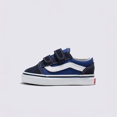 O Tênis Old Skool V Infantil Navy homenageia a icônica sidestripe Vans, substituindo os cadarços tradicionais por fechos duplos de velcro. Com cabedal construído em camurça e lona durável, este modelo de cano baixo mantém as origens do clássico Old Skool, proporcionando um ajuste fácil e seguro que mantém o conforto dos pequenos o dia todo. O tênis azul possui biqueiras reforçadas, colarinhos acolchoados de suporte e sola de borracha waffle exclusiva Vans.