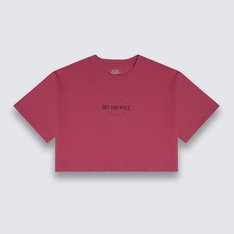 Sua personalidade em destaque, independente da ocasião. Para combinar com todos os seus clássicos, a Camiseta Ss Cherries Jubilee carrega atitude e traz o toque de criatividade que você procura para agregar ao seu estilo. Casual, confortável e com o estilo clássico da Vans, a camiseta de manga curta, apresenta modelagem cropped - de silhueta mais curta - seu caimento é largo e desestruturado, estilo “boyfriend”. É confeccionada em tecido de algodão, com estampa frontal, trazendo assinatura “Off The Wall Collective” - referências do clássico e tradicional Vans. Autenticidade em todas as suas composições.