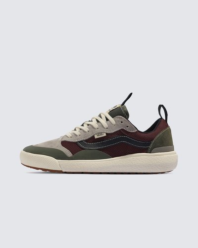 Máximo conforto e aliado de todas as rotinas. Esteja sempre pronto para o inesperado com o Tênis Ultrarange Exo Se Mte Mesh Grape Leaf Brown. Com um solado co-moldado construído em padrão tratorado em waffle - exclusividade Vans - ele maximiza a cobertura, aderência e durabilidade da borracha. A nova entressola UltraCush™ Lite traz conforto e leveza para o calce. O modelo de cano baixo possui cabedal com inspiração na silhueta do icônico Old Skool - em camurça, tecido e sintético verde - totalmente respirável, com biqueira e antepé de borracha renovado, deixando o calce no ajuste ideal. O Exo Skeleton fornece apoio integrado nos dedos e na parede lateral medial, com uma trava de calcanhar para um ajuste seguro. No calcanhar e lingueta, traz puxadores, facilitando o calce. O tradicional skate “Vans Off The Wall” é aplicado na heeltab do calcanhar. Traz etiqueta Vans aplicada na lateral do tênis, enquanto a assinatura “Vans Ultrarange” é aplicada na lingueta. Conforto e estilo dentro e fora das pistas.