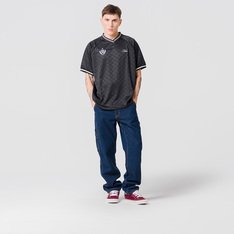 A Calça Drill Chore Relaxed Carpenter Denim Pant Upland Dark Denim é feita com jeans de algodão pesado e apresenta detalhes tradicionais de estilo carpinteiro, incluindo uma alça de martelo no bolso traseiro esquerdo e um bolso para ferramentas abaixo do bolso direito. Os novos detalhes adicionam muito estilo para a calça de carpinteiro clássica, incluindo uma presilha de cinto em “V” na cintura traseira e a nova etiqueta em checkerboard costurada internamente na bainha, que aparece quando as pernas são algemadas.