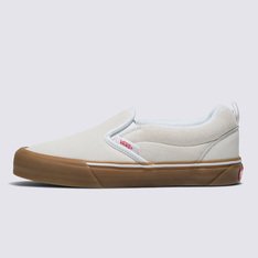 Um estilo “volumoso” típico dos anos 90 que foi inspirado no Classic Slip-On da Vans. O Knu Slip é a interpretação contemporânea de um estilo clássico dos anos 90, caracterizado por sua lingueta volumosa e colarinho contornado que trazem mais conforto e suporte. Com a combinação de perfil dramático e composição clássica para maior praticidade, o Tênis Knu Slip White reproduz o original Classic Slip-On enquanto mescla um ícone do passado com as tendências do presente.