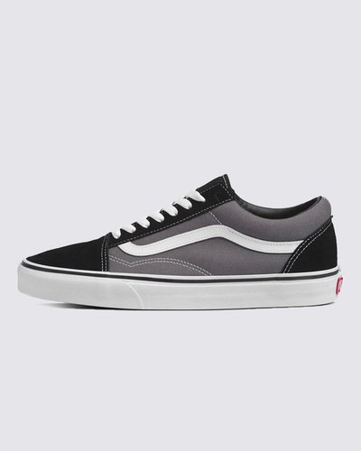 Em 1977, o tênis Old Skool, originalmente nomeado de Vans #36 foi lançado sendo o primeiro a conter a icônica sidestripe na lateral. O que começou como um rabisco de Paul Van Doren, originalmente chamado de “Jazz Stripe”, se tornou um dos ícones da marca Vans. O Tênis Old Skool Black Pewter é um tênis de cano baixo com cadarço que possui cabedal de lona têxtil e camurça resistente nas cores preto e cinza, sidestripe em couro branco e viras laterais borracha na cor branca com biqueiras reforçadas para suportar o desgaste por repetição, cano acolchoado para dar suporte e flexibilidade e a clássica sola de borracha waffle vulcanizada exclusiva Vans.
