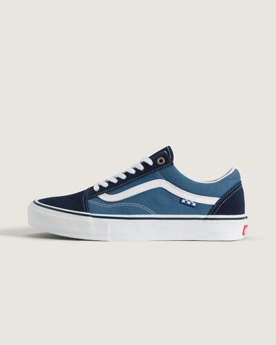 Skate Classics: Ultra resistência no interior para a prática do skate. Completamente redesenhada para o skate moderno, a coleção Skate Classics oferece mais do que os skatistas precisam para permitir evolução máxima. Com cabedal de camurça e lona, o Tênis Skate Old Skool Navy White oferece a aparência icônica que você deseja, trazendo todos os benefícios de desempenho que os skatistas exigem.