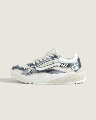 Uma nova adição à família Vans, o UltraRange Rapidweld nasceu para oferecer versatilidade e conforto em longas jornadas. O Tênis Ultrarange Neo 2.0 Metallic Marshmallow Silver apresenta cabedal em couro com montagem cold cement, estrutura pensada para suporte e flexibilidade e construção que privilegia resistência. Texturas e acabamento reforçam a sensação de robustez, enquanto o design mantém expressão autêntica e descontraída.