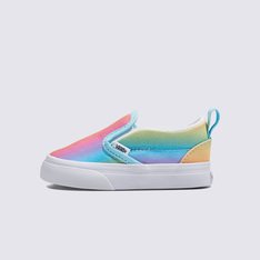 Um slip-on feito especificamente para o pé dos pequenos. O Tênis Slip-On Rainbow Multi True White Infantil reeditado do Classic Slip-On foi totalmente produzido pensando no pé dos mais pequenos. Ao adicionar fechos laterais de velcro e puxadores de calcanhar a este estilo vibrante, um item essencial do dia a dia possui um ajuste melhor para pés pequenos, facilitando o calce.