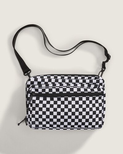 Exibindo a icônica estampa em checkerboard, a Bolsa SS Black White é versátil, com ela, você está pronto para levar tudo. Com uma variedade de fixações de alça, você pode fazer uso dela na transversal ou como uma bolsa de ombro. O modelo possui muitos bolsos e espaço de armazenamento para manter seus itens essenciais seguros. Ganhando o logotipo Vans Checkerboard Globe, este produto é composto de pelo menos 30% de um ou uma combinação de materiais reciclados, renováveis ??e/ou regenerativos. Para saber mais sobre a Vans® e sua jornada para materiais sustentáveis, acesse www.vans.com.br/sustentabilidade.
