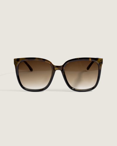 O Óculos Gilpin Tortoise Shell traz uma armação oversized em policarbonato com lentes em policarbonato e proteção UVA/UVB 400. Estrutura leve e flexível oferece conforto e suporte durante o uso, com acabamento que valoriza o legado descontraído da marca. Detalhes de construção reforçam a durabilidade sem complicações.
