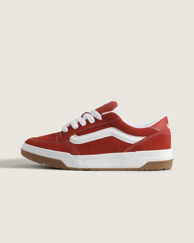 Sempre em alta. Inspirado nos estilos de skate do início dos anos 2000, com um perfil bufante e detalhes oversized. O Hylane é um tênis inspirado no skate Y2K que reinterpreta nossa silhueta Upland de 1999. O Tênis Hylane Red traz referências do passado que  coexistem com detalhes de design sofisticados, como a Sidestripe 3D brilhante e logotipos bordados, enquanto a estrutura robusta e a língua de skate bufante proporcionam um visual e sensação retrô. Com uma entressola com textura exclusiva em V entrelaçado, o Hylane transforma uma estética old school em um item essencial do guarda-roupa atual.