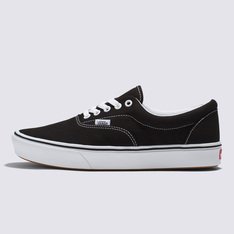 Quando os clássicos se unem ao conforto. A Vans renovou a silhueta clássica do Era introduzindo a tecnologia ComfyCush: uma sola mais macia e acolchoada que oferece ao ComfyCush Era um ajuste sem igual com a sensação de que estamos andando nas nuvens. Apresentando uma construção co-moldada de espuma e borracha para a combinação perfeita de conforto e aderência, com o Tênis Era Comfycush Black True White é possível se sentir confortável o tempo todo, mantendo a estética atemporal do icônico tênis de cadarço. Esse visual tradicional também é equipado com solas de borracha que proporcionam durabilidade e tração, interiores simplificados de peça única com maior suporte no arco e forro com material que absorve a umidade em todo o interior do tênis. Junto com o cabedal de lona de 170g que se concentra na estabilização da lingueta, o tênis na cor preta confere um toque retrô aos estilos esportivos da Vans do início dos anos 90 e oferece uma experiência em que o conforto é vital.
Características do produto: 
• Construído com uma peça única para oferecer um ajuste confortável; 
• Espuma ComfyCush da Vans que oferece mais conforto; 
• Maior suporte no arco; 
• Solas de borracha que oferecem maior durabilidade e tração; 
• Cabedais de lona de 170g com foco na estabilização da lingueta; 
• Forro com materiais que absorvem a umidade.