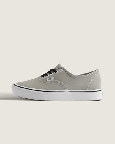 Estilo clássico. Estrutura premium. A silhueta original que você já conhece, aprimorada com ajuste e amortecimento. Nascido em 1966, o Authentic estabeleceu o padrão para um design clean e funcional. A construção da silhueta premium do Tênis Authentic Comfycush Gray Black se mantém fiel às suas raízes, mas se destaca com um cabedal leve em lona, ??um ajuste refinado e uma palmilha acolchoada para conforto duradouro e uma passada mais suave. É um novo nível para esse clássico atemporal.