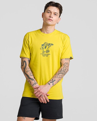 Tradição e originalidade estão presentes na cultura da Vans desde 1966. A personalidade e estilo inconfundível se destacam em todos os seus clássicos. A Camiseta 405 Studio SS Warm Olive de manga curta é confeccionada em tecido de algodão. Com modelagem clássica, traz gola redonda e estampa em arte exclusiva e divertida - trazendo um boneco com fones de ouvido, corpo com o “V” e segurando um disco de vinil - que faz parte da história da Vans, centralizada na altura do peito, em silk à base d’água. Traz etiqueta tecida Vans aplicada na manga.