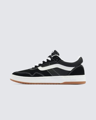 O Tênis Cruze Too 3.0 Black White combina técnicas de construção modernas com o estilo tradicional da Vans. Construído com uma palmilha e unidade de sola tipo nuvem, este estilo de cano baixo e elegante mantém você confortável o dia todo, com a estética clássica de um tênis com sidestripe elevado.