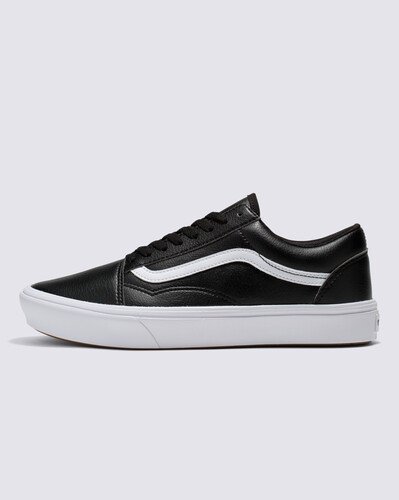 <p>Quando os clássicos se unem ao conforto. A Vans renovou a silhueta clássica do Old Skool introduzindo a tecnologia ComfyCush: uma nova sola mais macia e acolchoada que oferece ao ComfyCush Old Skool um ajuste sem igual que faz com que pareça que estamos andando nas nuvens. Apresentando uma construção co-moldada de espuma e borracha para a combinação perfeita de conforto e aderência, com o Classic ComfyCush Old Skool é possível se sentir confortável o tempo todo, mantendo a estética atemporal do icônico calçado com sidestripe. Equipado com solas de borracha que proporcionam durabilidade e tração, interiores simplificados de peça única com maior suporte no arco e forro com material que absorve a umidade em todo o interior do tênis. sidestripe em couro branco e viras laterais de borracha na cor preta, o Tênis Old Skool ComfyCush Black na cor preta confere um toque retrô aos estilos esportivos da Vans do início dos anos 90 e oferece uma experiência em que o conforto é vital.</p>