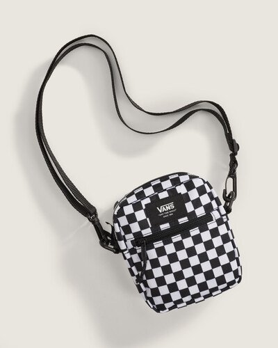 Toda a autenticidade e irreverência da Vans está presente nos acessórios. A Bolsa Bail Shoulder Black White é uma bolsa de ombro pequena e clássica, ideal para transportar seus itens essenciais com facilidade. O modelo com estampa icônica em checkerboard é feito com poliéster reciclado, ela possui dois compartimentos com zíper, uma alça ajustável com protetor e aplicação de etiqueta tecida com assinatura Vans em “Drop V” e “Off The Wall”. A equipe da Vans estabeleceu metas ambiciosas de sustentabilidade. Grandes ou pequenos, todos os esforços se somam para gerar mudanças positivas. Para receber o logotipo do globo VR3, pelo menos 30% do produto deve ser composto por um ou uma combinação de materiais reciclados, renováveis ??e/ou regenerativos.
