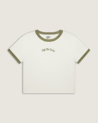 Com visual clean e toque retrô, a Camiseta Manga Curta Ringer Tee Egret aposta na construção em malha KNIT e caimento regular para liberdade de movimento. Gola e punhos contrastantes realçam o corte ringer enquanto a estampa tipográfica 'Off The Wall' centralizada no peito reforça o legado VANS. Tecido de toque macio e acabamento cuidadoso oferecem conforto leve e flexibilidade, tornando o modelo versátil e de caráter autêntico.