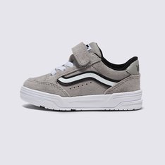Nostalgia do skate do início dos anos 2000 por pés minúsculos

O sapato de camurça Hylane V para criança traz o estilo de skate do início dos anos 2000 para os menores fãs da Vans com um design arrojado e grande e uma listra lateral 3D fofa. Esta versão infantil reimagina o original para pés minúsculos, com fechos de velcro para facilitar a colocação e retirada. Com acolchoamento extra para conforto e uma base de cupsole durável, ele foi construído para lidar com toda a energia que as crianças trazem, mantendo-as com uma aparência fresca.