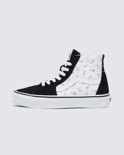 O Sk8-Hi impactou ao ser o primeiro tênis de cano alto para skate a entrar em cena. Com um toque "Off The Wall", o lendário tênis de cano alto da Vans é considerado um divisor de águas desde o seu lançamento em 1978. O Tênis Sk8-Hi Tapered Floral apresenta cabedal em camurça e lona resistente na cor preta, com detalhe estampado floral. Com fechamento por amarração em cadarços, ele traz a icônica sidestripe Vans nas laterais. O tênis possui o cabedal acolchoado com biqueiras reforçadas, proporcionando mais conforto e firmeza a cada passo. Apresenta heeltab do skate tradicional com inscrição Vans em “Drop V” e “Off The Wall” aplicada no calcanhar, com etiqueta tecida “Vans Off The Wall” aplicada na lingueta. A entressola ameniza o impacto e a palmilha se molda adequadamente aos pés. Com solado em borracha vulcanizada em formato waffle - exclusividade Vans - com função antiderrapante, proporcionando maior aderência ao caminhar. Estilo e conforto para todos os momentos, seja dentro ou fora das pistas.