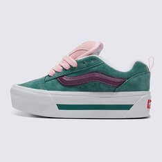 Um estilo “volumoso” típico dos anos 90 que foi inspirado no tênis de cano baixo da Vans. O Knu Skool é a interpretação moderna de uma silhueta clássica dos anos 90, caracterizado por sua lingueta volumosa e sidestripe Vans moldada em 3D, com acabamento marcado por cadarços oversized e robustos. Com perfil marcante e detalhes em estilo dramático, o Tênis Knu Stack Nineties Pine traz referências do original Old Skool mesclando um ícone do passado com as tendências ousadas do presente.