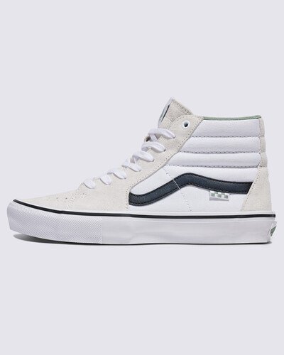 Skate Classics: ultra resistência no interior do tênis, feito para a prática do skate. Completamente redesenhada para o skate moderno, a coleção Skate Classics oferece mais do que os skatistas precisam para permitir evolução máxima. O cabedal de camurça e lona do Tênis Skate Sk8-Hi Blanc De Blanc oferece a aparência icônica que você deseja, trazendo todos os benefícios de desempenho que os skatistas exigem. Das subcamadas reposicionadas Duracap™ e palmilhas Popcush™ ao composto de borracha SickStick™, o tênis de skate de cano alto foi desenvolvido para suportar o impacto diário da prática de skate, mantendo você confortável entre as sessões. O modelo traz a nova etiqueta Vans em checkerboard, aplicada na lateral.