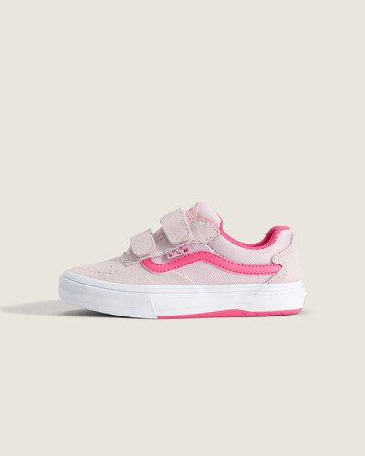 O Tênis Skate Kyle Walker Pale Petal Pink incorpora o legado Vans com construção em couro e sola vulcanizada no padrão waffle, oferecendo suporte e flexibilidade para a prática de skate. Bico redondo e acabamento robusto ampliam resistência, enquanto entressola e colarinho acolchoado garantem conforto e absorção. Design autêntico que privilegia durabilidade e expressão na pista.