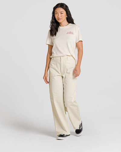 A Calça Union Relaxed Carpenter Upland Turtledove é uma peça clássica inspirada em roupas de trabalho com um toque original Vans. Uma calça confeccionada em 100% algodão e espinha de peixe tingida, que possui muito estilo. Com silhueta de pernas mais largas, o modelo apresenta bolsos frontais e traseiros, facilitando os movimentos dentro ou fora das pistas.