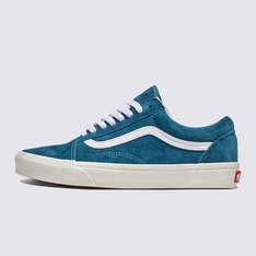 Husa. 1977. O nascimento do SideStripe

O sapato Old Suede Skool, nascido em 1977 como Style 36, introduziu o agora icônico Sidestripe™. Projetado com o skate em mente, ele compartilhava os detalhes focados no skate Era, ao mesmo tempo que adicionava uma biqueira reforçada para maior durabilidade. Desde a sua estreia, esta silhueta de cano baixo tornou-se um ícone no skate, BMX, música e moda. Década após década, continua a ser um dos estilos mais adorados da Vans, transcendendo tendências com o seu design intemporal e versatilidade.