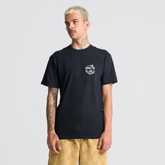 Independente da sua escolha, com a Vans você está sempre no estilo “Off The Wall”. Com estampa autêntica e criativa, a Camiseta Classic Mini Dual Palm Ii Ss Compl. Ultra Neo Vr3 Black apresenta silhueta de corte clássico mais ajustado ao corpo. De manga curta, é confeccionada em tecido 100% algodão, com estampa trazendo as icônicas palmeiras e assinatura Vans em “Drop V” na parte frontal, na altura do peito no lado esquerdo, como nas costas, em silk à base d’água. Possui etiqueta tecida Vans aplicada na manga, gola canelada e costura reforçada nos ombros. Uma camiseta para combinar com todos os seus clássicos Vans.
Características do produto: 
• Camiseta de manga curta; 
• Confeccionada em tecido 100% algodão; 
• Gola canelada; 
• Estampa frontal e nas costas com as icônicas palmeiras, com assinatura Vans em “Drop V”, em silk à base d’água.