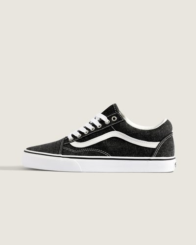 <p>Em 1977, o tênis Old Skool, originalmente nomeado de Vans #36 foi lançado sendo o primeiro a conter a icônica sidestripe na lateral. O que começou como um rabisco de Paul Van Doren, originalmente chamado de “Jazz Stripe”, se tornou um dos ícones da marca Vans. Tênis Old Skool Black Textile True White é um tênis de cano baixo com cadarço que possui cabedal de lona têxtil na cor branca, sidestripe em couro branco e viras laterais borracha na cor branca com biqueiras reforçadas para suportar o desgaste por repetição, cano acolchoado para dar suporte e flexibilidade e a clássica sola de borracha waffle vulcanizada exclusiva Vans.</p>