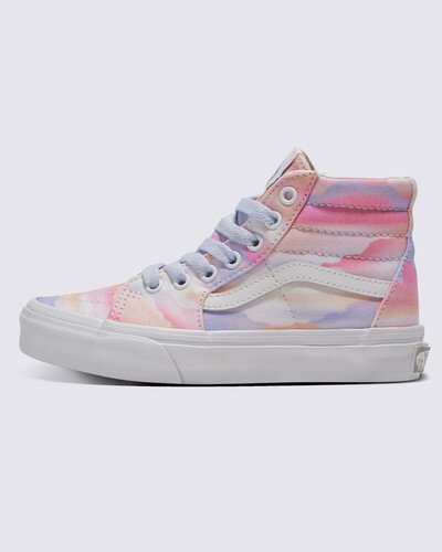 O High-Top Lendário que Está Mudando o Jogo Desde 1978

O Sk8-Hi foi um divisor de águas como o primeiro tênis de skate de cano alto a surgir na cena. Com um colar acolchoado para suporte ao tornozelo e capas de biqueira reforçadas, ele permanece um estilo como nenhum outro. O Sk8-Hi foi nosso segundo modelo a apresentar a Sidestripe da Vans, e seu design arrojado permanece icônico desde então. Adicione a isso uma estampa pastel dos sonhos, e o Kids Sk8-Hi adiciona um visual fresco a este sapato favorito cult.