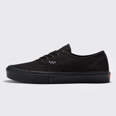 Skate Classics: Ultra resistência no interior para a prática do skate. Completamente redesenhada para o skate moderno, a coleção Skate Classics oferece mais do que os skatistas precisam para permitir evolução máxima. O cabedal de lona clássico do Tênis Skate Authentic Black Black oferece a aparência icônica que você deseja, trazendo todos os benefícios de desempenho que os skatistas exigem. Das subcamadas reposicionadas Duracap™ e palmilhas Popcush™ ao composto de borracha SickStick™, este tênis de skate tem cano baixo e foi desenvolvido para suportar o impacto diário da prática de skate e manter você confortável entre as sessões. O modelo traz a nova etiqueta tecida Vans em checkerboard na lateral.
