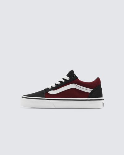 Conhecido inicialmente como Vans #36, o Old Skool foi o tênis icônico de cano baixo que deu vida ao famoso Vans Sidestripe, criado por Paul Van Doren. Desde a sua estreia em 1977, a silhueta de cano baixo se estabeleceu como ícone nas cenas de skate, música e moda. Dos skatistas de rua e punks dos anos 90 aos atuais ídolos do hip hop e da moda, o Old Skool têm sido escolhido por criativos que agem com personalidade própria. O Tênis Old Skool Twill Red Multi Infantil honra essa tradição com um toque moderno, combinando tons vibrantes com o estilo icônico e irreverente dos clássicos Vans. O modelo de cano baixo feito para as pequenas, apresenta cabedal em camurça e lona resistente. Com fechamento por amarração em cadarços, ele traz a lendária sidestripe nas laterais. Apresenta heeltab do skate tradicional, com assinatura Vans em “Drop V” e inscrição “Off The Wall” - aplicadas no calcanhar. Com solado em borracha vulcanizada em formato waffle - exclusividade Vans - que proporciona maior aderência ao caminhar. Para curtir e brincar no estilo “Off The Wall”.