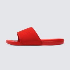 Deslize no conforto com o Chinelo Slide-On Fiery Red. Com inspiração no solado vulcanizado dos clássicos Vans, o chinelo slide-on apresenta silhueta com uma tira mais larga em nobuck sintético vermelho, com assinatura Vans em “Drop V”. Com forro de borracha macia e tecido elástico, o modelo possui palmilhas UltraCush super macias que incluem suporte de arco embutido e as solas waffle UltraCush™ Lite injetadas com leveza, flexibilidade e durabilidade. Esse modelo vai te acompanhar na correria de um dia inteiro. Com assinatura “Vans Off The Wall” aplicada na heeltab do calcanhar.