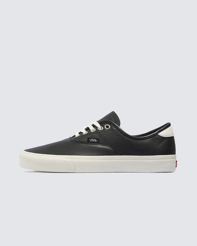 Uma interpretação elevada do tênis que deu origem a tudo. Uma versão elevada da silhueta original da Vans, o Tênis Authentic Black acrescenta detalhes minimalistas que aumentam a durabilidade deste icônico tênis com cadarços. Com acabamento em couro macio e forro refinado, esta silhueta se consagra como um ícone atemporal.