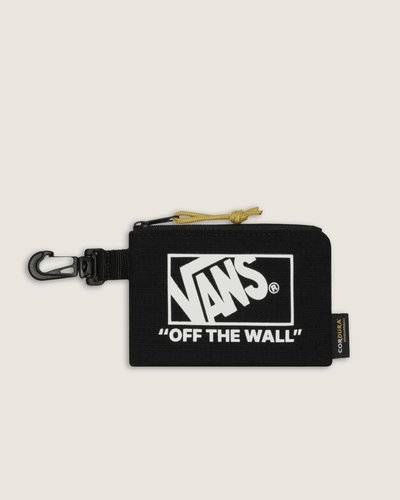 Feita para viagens, sessões de skate ou para o uso diário, a Carteira Formula Zip Wallet Black mantém seus itens essenciais por perto. Com um compartimento principal com zíper, o modelo comporta cartões, com janela para identidade e uma argola em D para fixação com clipe.